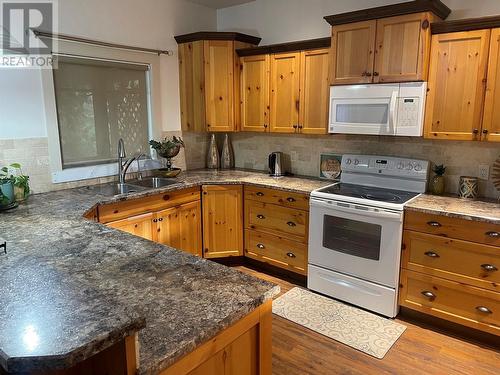 1561 Tower Ranch Boulevard, Kelowna, BC - Indoor Photo Showing Kitchen With Double Sink