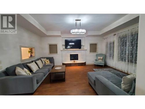 1561 Tower Ranch Boulevard, Kelowna, BC - Indoor Photo Showing Living Room With Fireplace