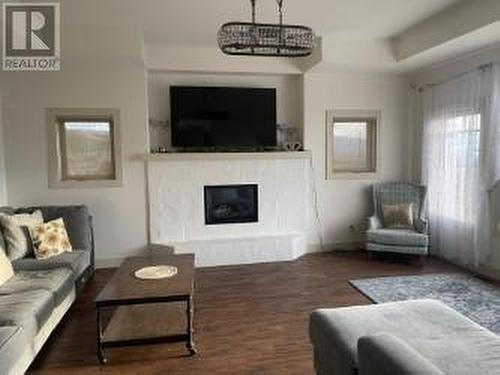 1561 Tower Ranch Boulevard, Kelowna, BC - Indoor Photo Showing Living Room With Fireplace