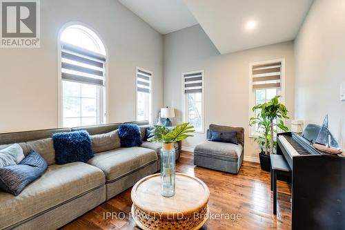 2216 Blue Oak Circle, Oakville (West Oak Trails), ON - Indoor Photo Showing Living Room