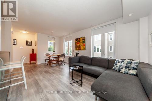 428 - 12 Douro Street, Toronto (Niagara), ON - Indoor Photo Showing Living Room