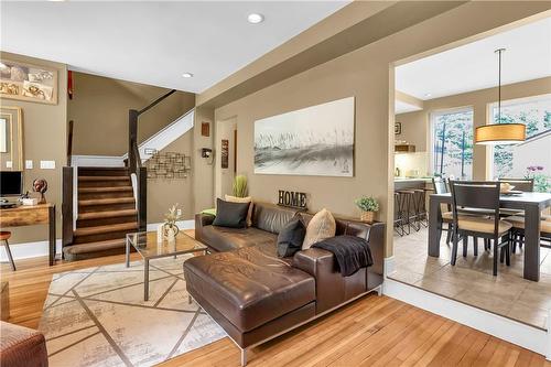 66 Yates Street, St. Catharines, ON - Indoor Photo Showing Living Room