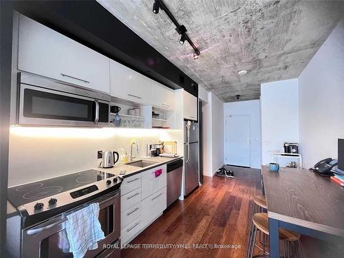 302-51 Trolley Cres, Toronto, ON - Indoor Photo Showing Kitchen With Stainless Steel Kitchen With Upgraded Kitchen