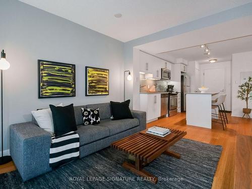 401-1169 Queen St W, Toronto, ON - Indoor Photo Showing Living Room