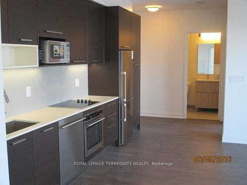 2703-36 Park Lawn Rd, Toronto, ON - Indoor Photo Showing Kitchen With Upgraded Kitchen