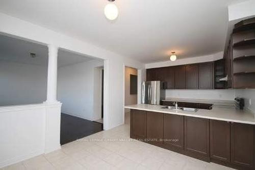 21 Newington Cres, Brampton, ON - Indoor Photo Showing Kitchen