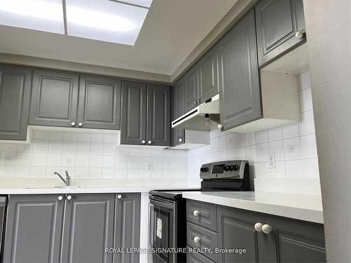 2206-135 Hillcrest Ave, Mississauga, ON - Indoor Photo Showing Kitchen