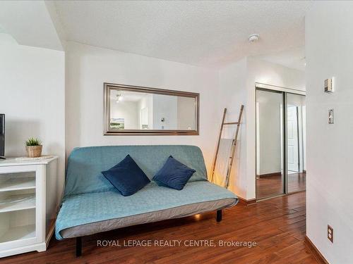 602-88 Charles St E, Toronto, ON - Indoor Photo Showing Living Room