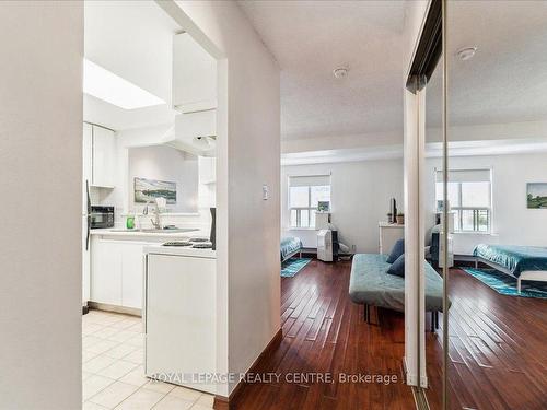 602-88 Charles St E, Toronto, ON - Indoor Photo Showing Kitchen