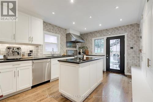 581 Ontario Street, Toronto (Cabbagetown-South St. James Town), ON - Indoor Photo Showing Kitchen With Upgraded Kitchen