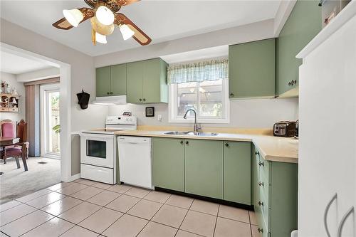 3011 Sandlewood Court, Burlington, ON - Indoor Photo Showing Kitchen With Double Sink