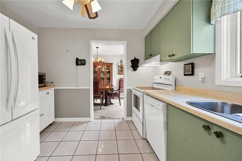 3011 Sandlewood Court, Burlington, ON - Indoor Photo Showing Kitchen