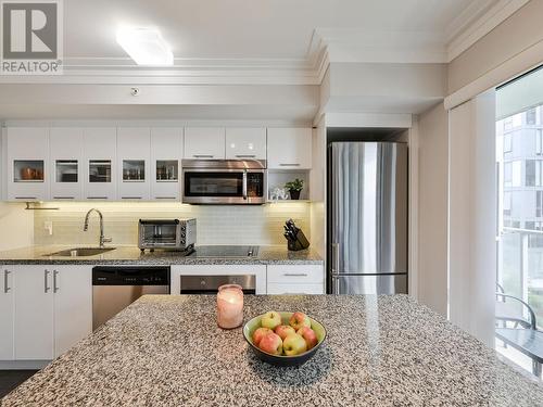 W306 - 565 Wilson Avenue, Toronto (Clanton Park), ON - Indoor Photo Showing Kitchen With Upgraded Kitchen