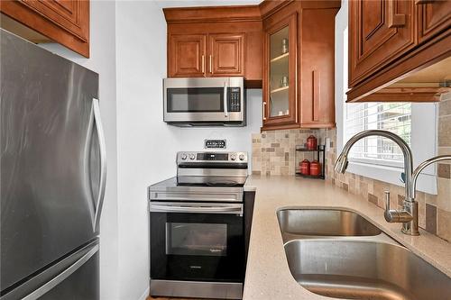 93 Fairfield Avenue, Hamilton, ON - Indoor Photo Showing Kitchen With Double Sink With Upgraded Kitchen