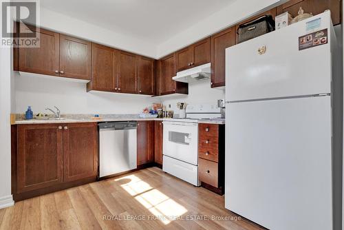 409 Perry Street, Whitby (Downtown Whitby), ON - Indoor Photo Showing Kitchen