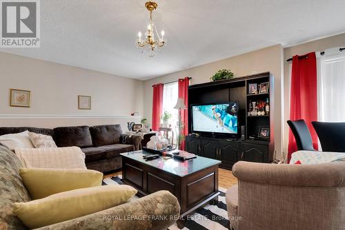 409 Perry Street, Whitby (Downtown Whitby), ON - Indoor Photo Showing Living Room