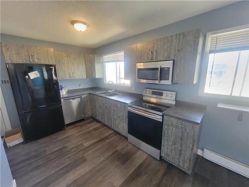 275 4Th Street Sw, Minnedosa, MB - Indoor Photo Showing Kitchen With Double Sink