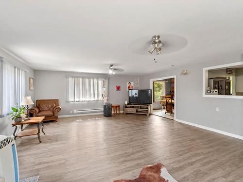 4060 Hills Frontage Rd, Cache Creek, BC - Indoor Photo Showing Living Room