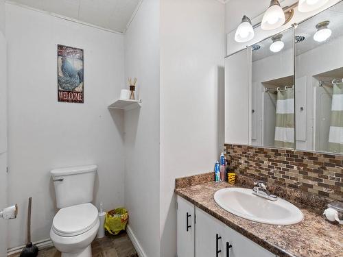 4060 Hills Frontage Rd, Cache Creek, BC - Indoor Photo Showing Bathroom