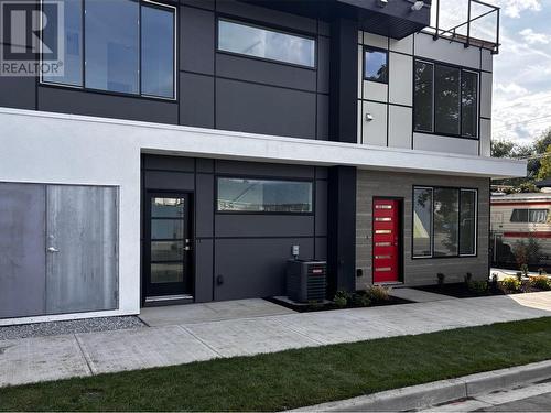 727 Wardlaw Avenue Unit# 3, Kelowna, BC - Indoor Photo Showing Kitchen With Stainless Steel Kitchen With Upgraded Kitchen