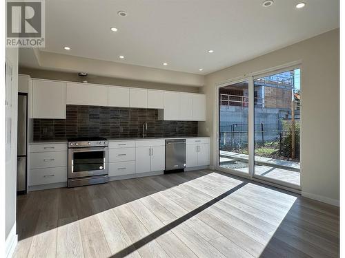 727 Wardlaw Avenue Unit# 3, Kelowna, BC - Indoor Photo Showing Kitchen With Upgraded Kitchen