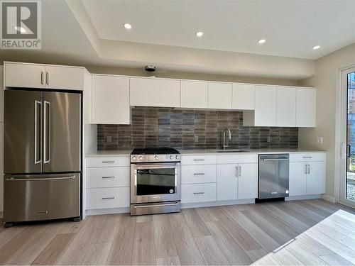 727 Wardlaw Avenue Unit# 3, Kelowna, BC - Indoor Photo Showing Kitchen With Stainless Steel Kitchen With Upgraded Kitchen