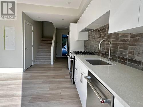 727 Wardlaw Avenue Unit# 3, Kelowna, BC - Indoor Photo Showing Kitchen