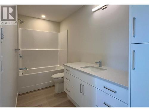 727 Wardlaw Avenue Unit# 3, Kelowna, BC - Indoor Photo Showing Bathroom