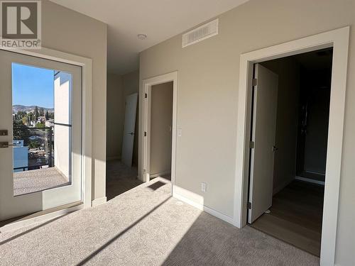 727 Wardlaw Avenue Unit# 3, Kelowna, BC - Indoor Photo Showing Bathroom