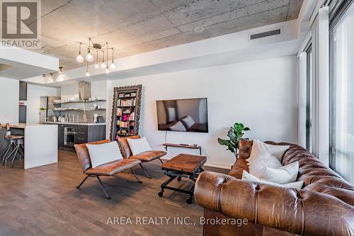 610 - 560 King Street W, Toronto (Waterfront Communities), ON - Indoor Photo Showing Living Room