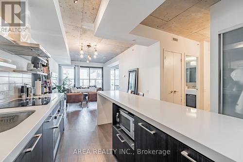 610 - 560 King Street W, Toronto (Waterfront Communities), ON - Indoor Photo Showing Kitchen