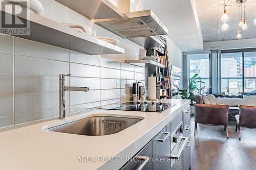 610 - 560 King Street W, Toronto (Waterfront Communities), ON - Indoor Photo Showing Kitchen