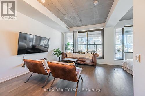 610 - 560 King Street W, Toronto (Waterfront Communities), ON - Indoor Photo Showing Living Room