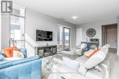 3645 Ferretti Court, Innisfil, ON - Indoor Photo Showing Living Room