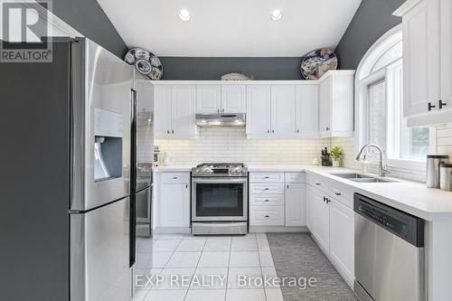 29 Batson Drive, Aurora (Aurora Village), ON - Indoor Photo Showing Kitchen With Stainless Steel Kitchen With Double Sink With Upgraded Kitchen