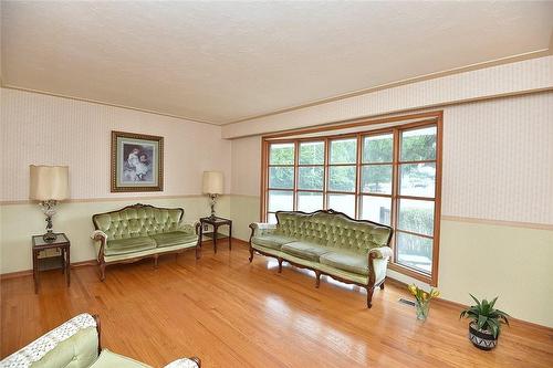 1036 Gallagher Road, Burlington, ON - Indoor Photo Showing Living Room