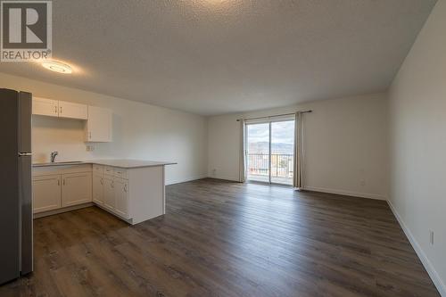 2-460 Dalgleish Drive, Kamloops, BC - Indoor Photo Showing Kitchen