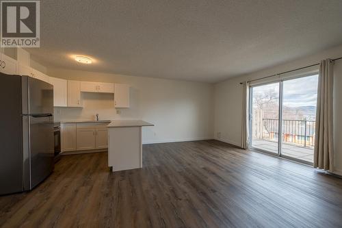 2-460 Dalgleish Drive, Kamloops, BC - Indoor Photo Showing Kitchen