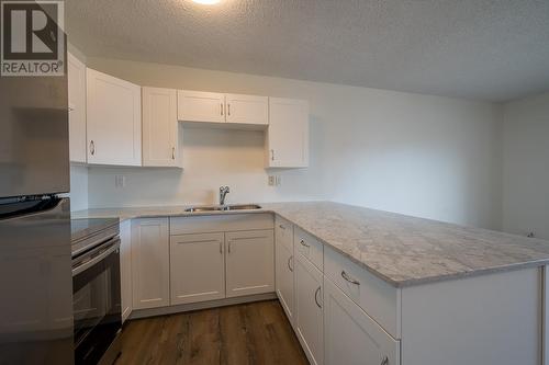 2-460 Dalgleish Drive, Kamloops, BC - Indoor Photo Showing Kitchen With Double Sink