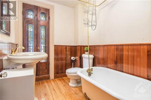 184 Dufferin Road, Ottawa, ON - Indoor Photo Showing Bathroom