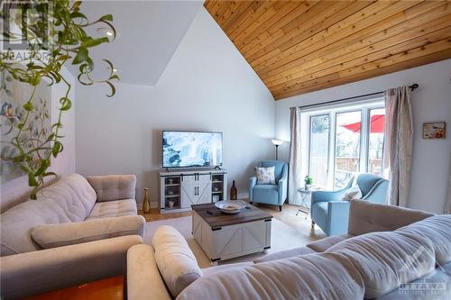 1472 South Russell Road, Russell, ON - Indoor Photo Showing Living Room