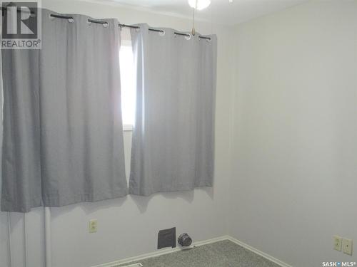 504 4Th Avenue E, Assiniboia, SK - Indoor Photo Showing Bathroom