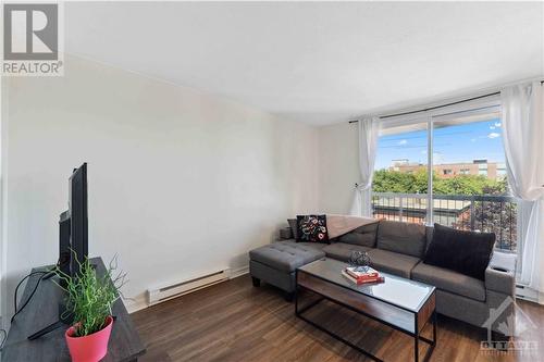 222 Guigues Avenue Unit#401, Ottawa, ON - Indoor Photo Showing Living Room