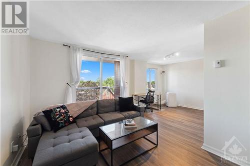 222 Guigues Avenue Unit#401, Ottawa, ON - Indoor Photo Showing Living Room