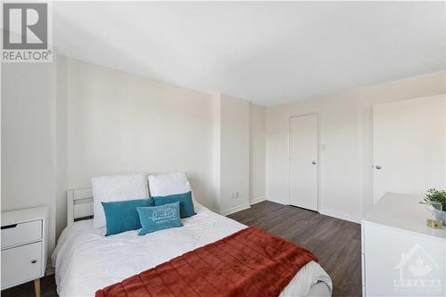 Bedroom with walk-in Closet - 222 Guigues Avenue Unit#401, Ottawa, ON - Indoor Photo Showing Bedroom