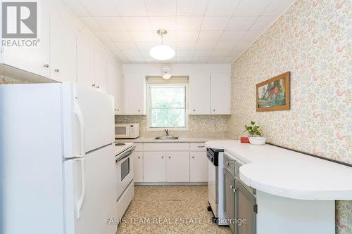 21 De Lac Rue, Tiny (Lafontaine), ON - Indoor Photo Showing Kitchen