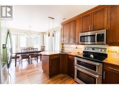 6393 Sunshine  Drive, Nelson, BC - Indoor Photo Showing Kitchen