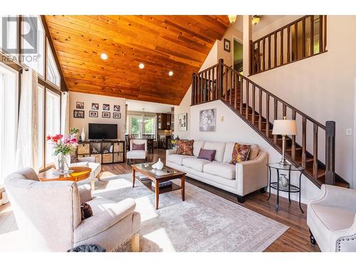 6393 Sunshine  Drive, Nelson, BC - Indoor Photo Showing Living Room