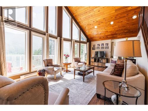 6393 Sunshine  Drive, Nelson, BC - Indoor Photo Showing Living Room