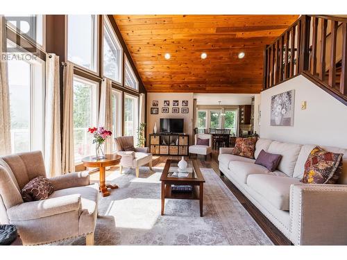 6393 Sunshine  Drive, Nelson, BC - Indoor Photo Showing Living Room